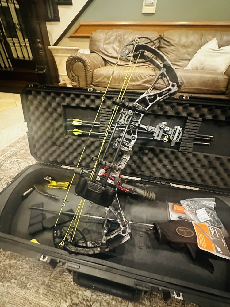 Bowtech REALM SS Compound Bow 60lbs Right Hand slightly used