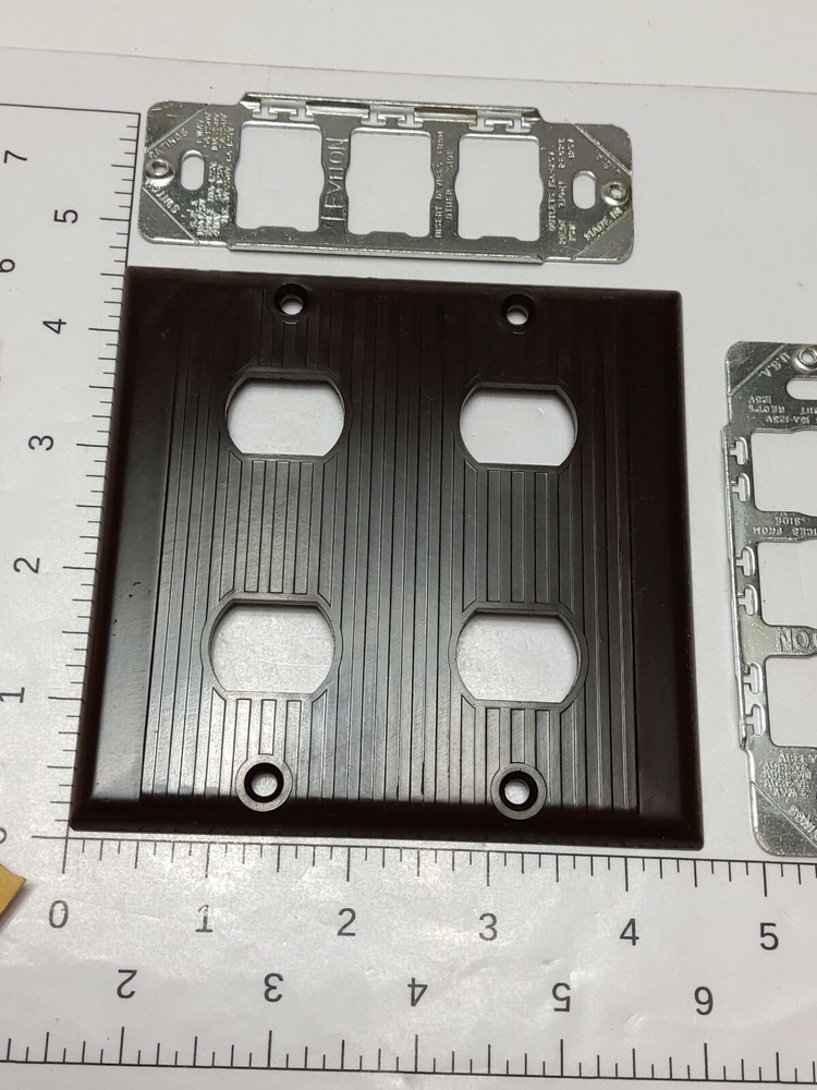 VINTAGE LEVITON BAKELITE DESPARD WALL PLATE (NOS)