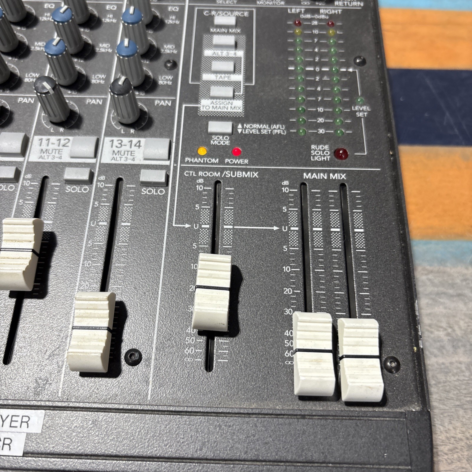 Mackie 1402-VLZ Pro 14-Channel Mic/Line Mixer