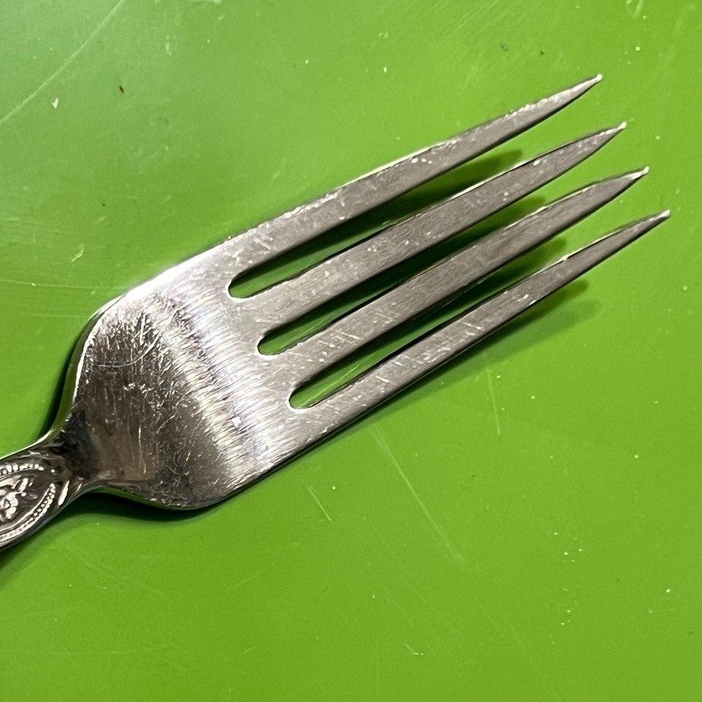Oneida West Bend Affection 5 Piece Fork, Salad, teaspoon, table spoon, knife