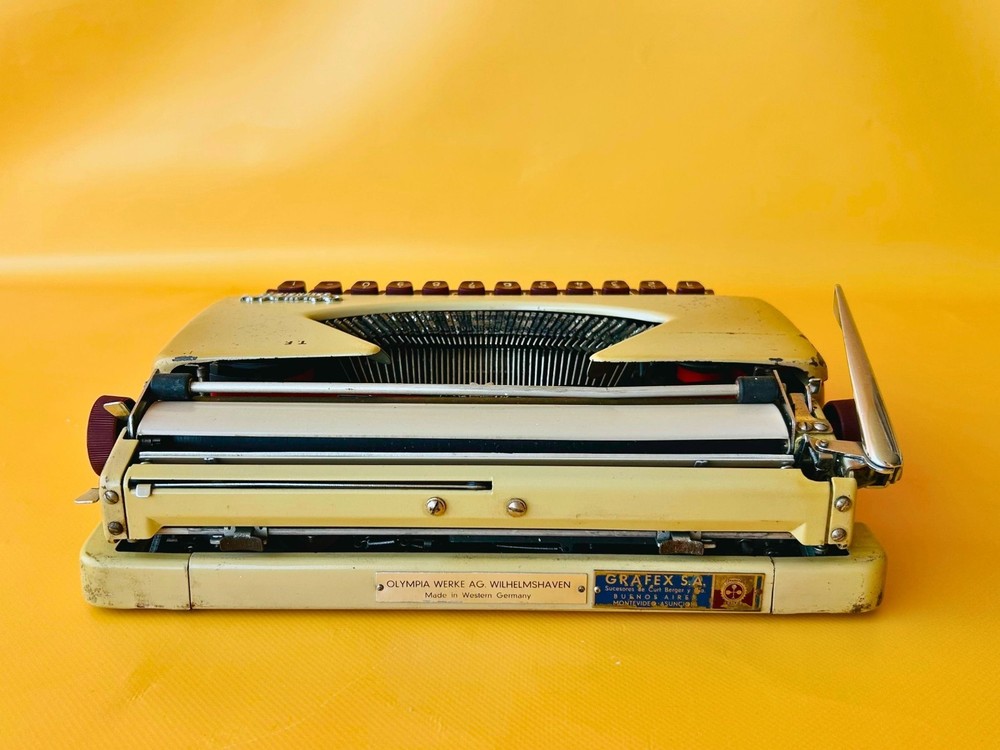 Working Typewriter Olympia Splendid 33 Beige Typewriter with Case 1970 Portable