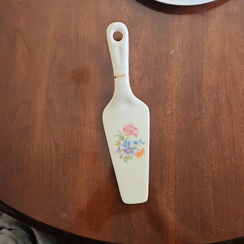 Vintage Cake Server with flowers