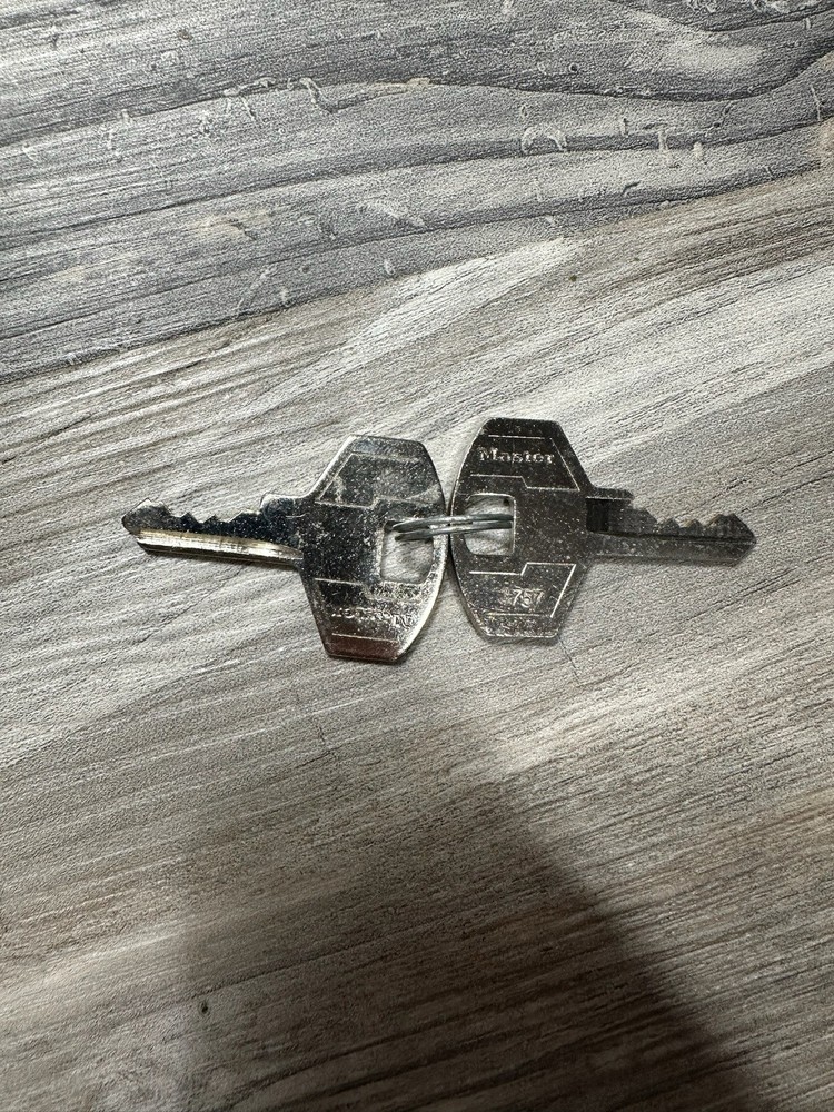 Lockable MASTER LOCK Trailer Hitch Pin With Keys