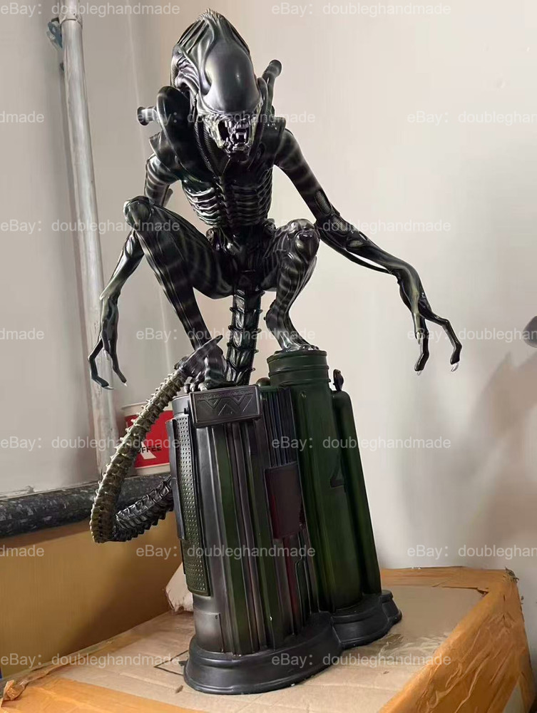 Alien Crouching Statue Model, Black & White, 1/3 Scale, Custom Resin