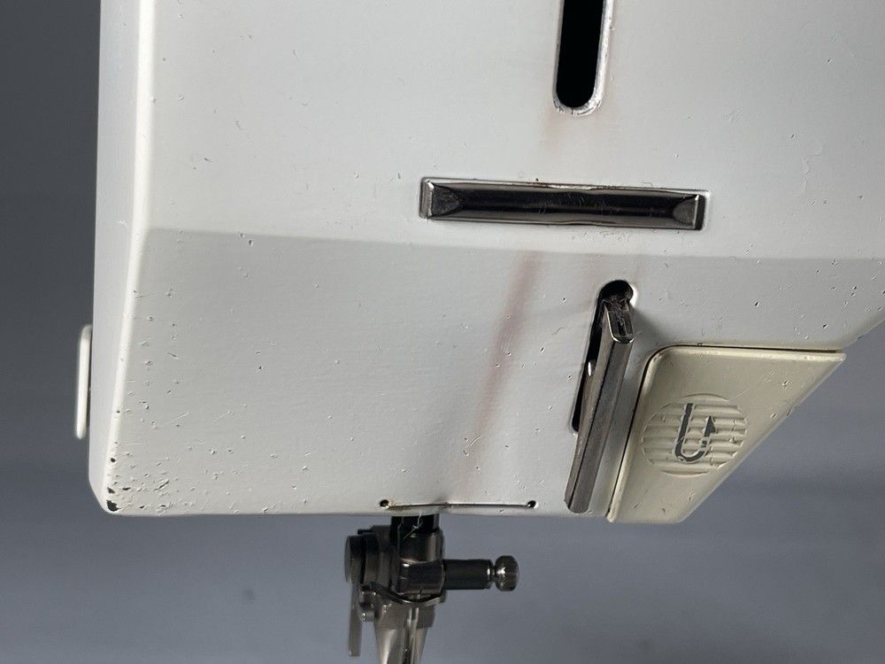 Bernina 1260 Sewing Machine READ