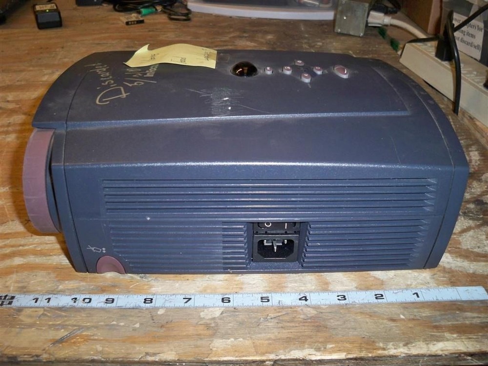 InFocus LP400 DLP Multimedia Projector w/ Lamp SEE NOTES