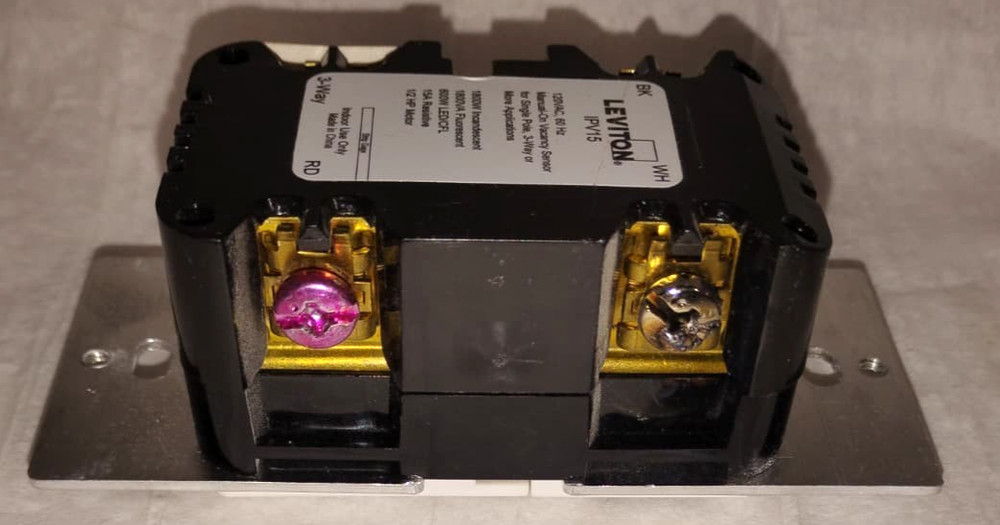 Leviton IPV05-1LZ Decora Vacancy Motion Sensor Switch Manual-On / Automatic-Off