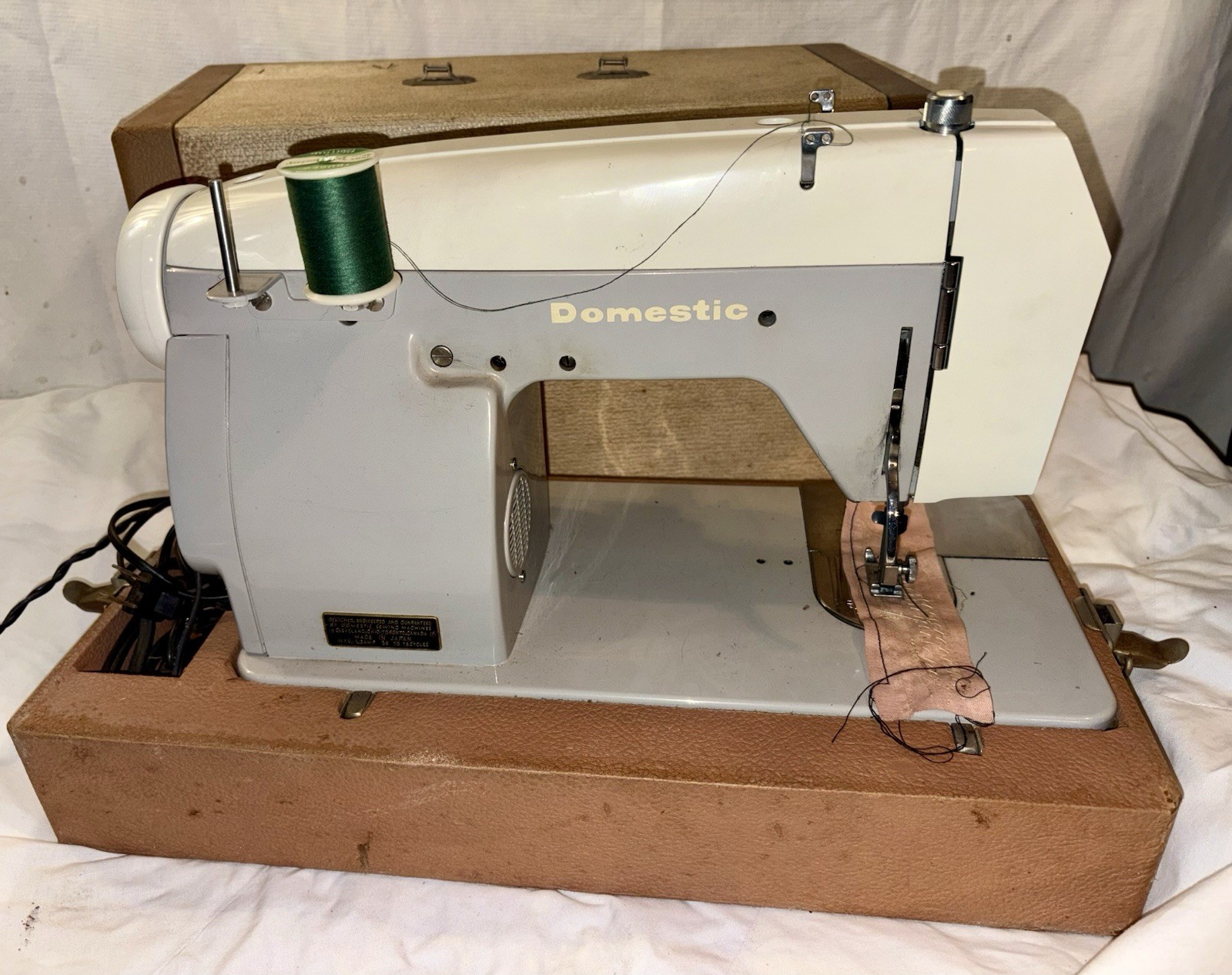 VINTAGE 1967 DOMESTIC ZIG-ZAF DIAL A STITCH MODEL 1665 SEWING MACHINE-WORKS WELL