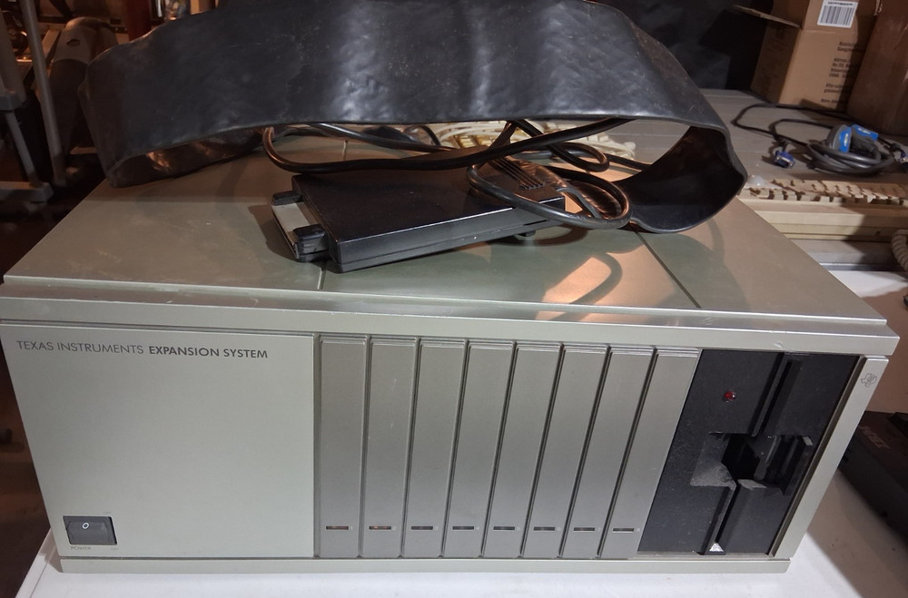 Texas Instruments PHP1200 Peripheral Expansion System Box 4 TI-99 4A - Powers On
