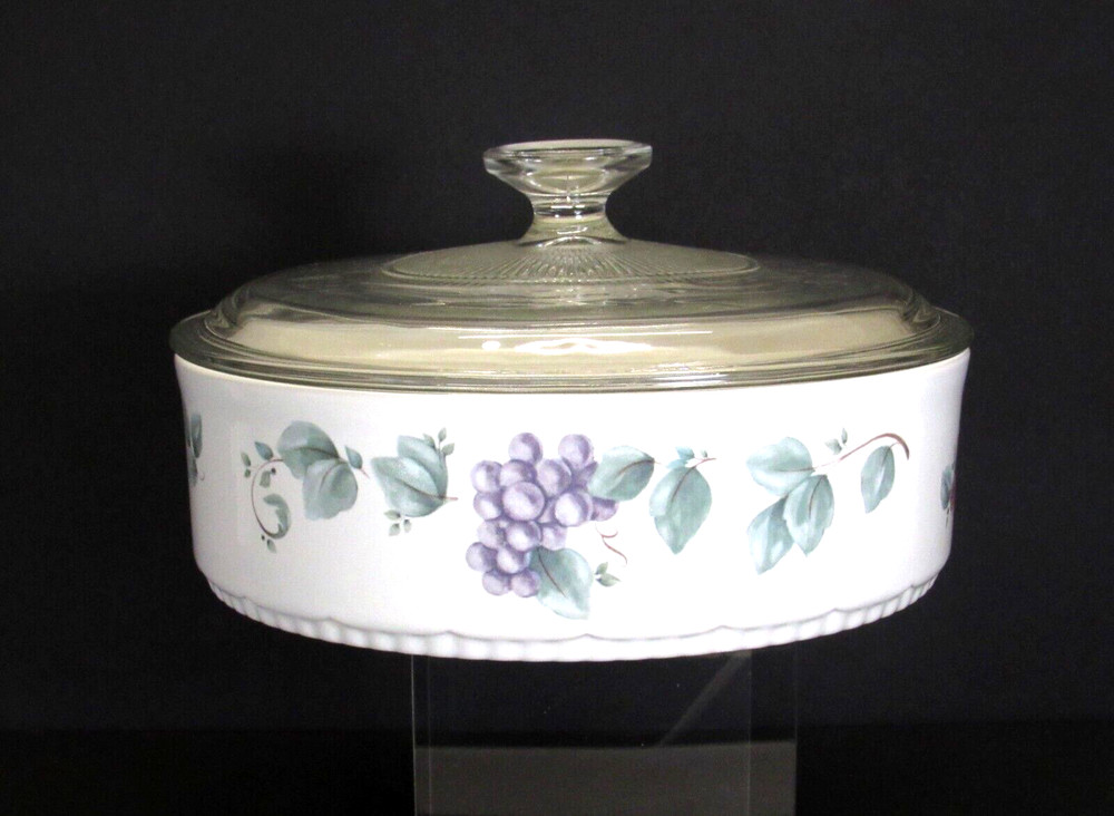 PFALTZGRAFF GRAPEVINE 1.5 QUART ROUND STONEWARE CASSEROLE WITH PYREX LID