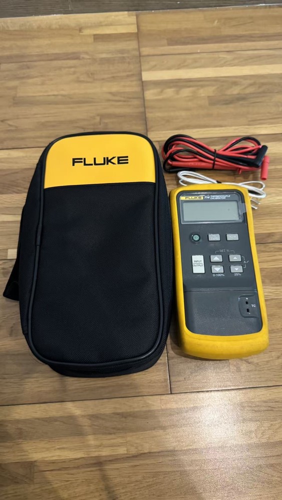 Fluke 714 Thermocouple Temperature Calibrator