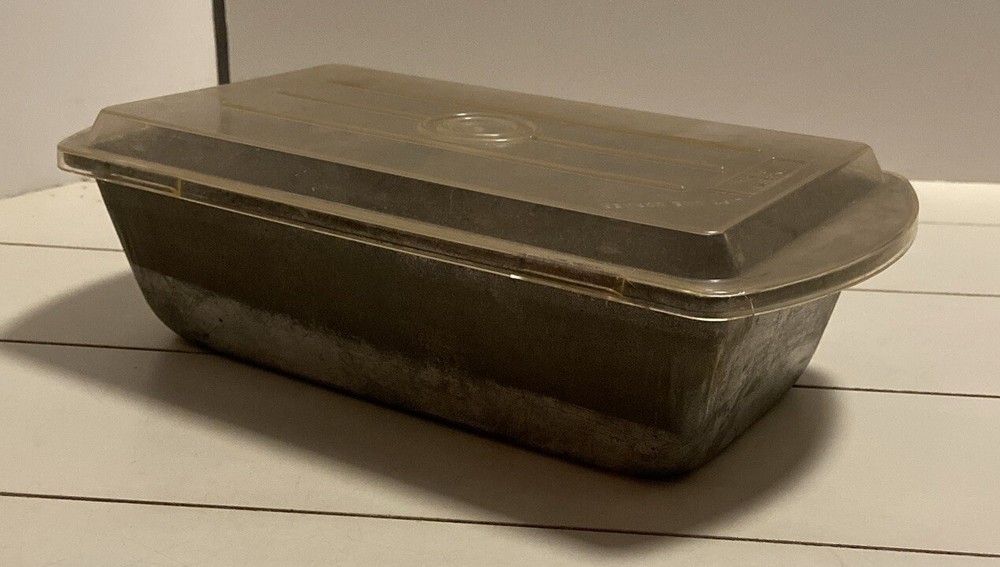 Vintage Rectangle Pan with Plastic Break Resistant Lid