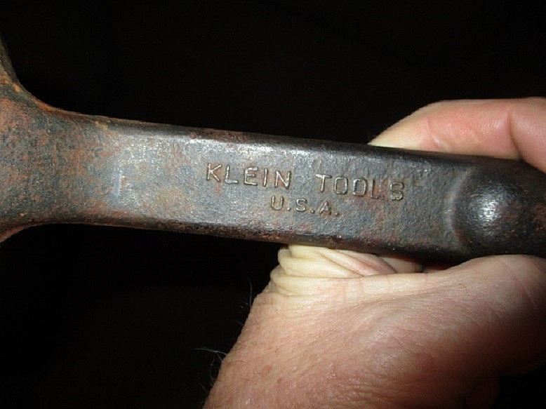 KLEIN TOOLS SPUD WRENCHES ( 2 ) AND DRIVE PIN 1-7/16 ( 3213-H ) 1-1/4 ( 3212-H)