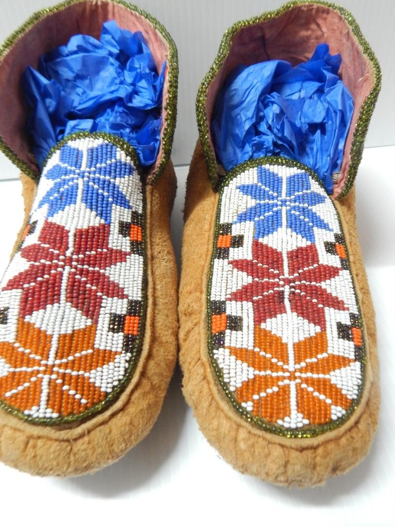 VINTAGE 1930s CREE INDIAN BEADED MOCCASINS ON MOOSE HIDE - MINT - NVR WORN