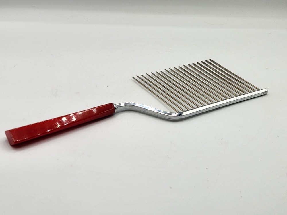 MCM Red Bakelite / Cake Comb / Cake Cutter