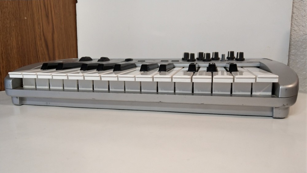 M-Audio Oxygen 8 v2 25-Key MIDI Keyboard (Keyboard ONLY)