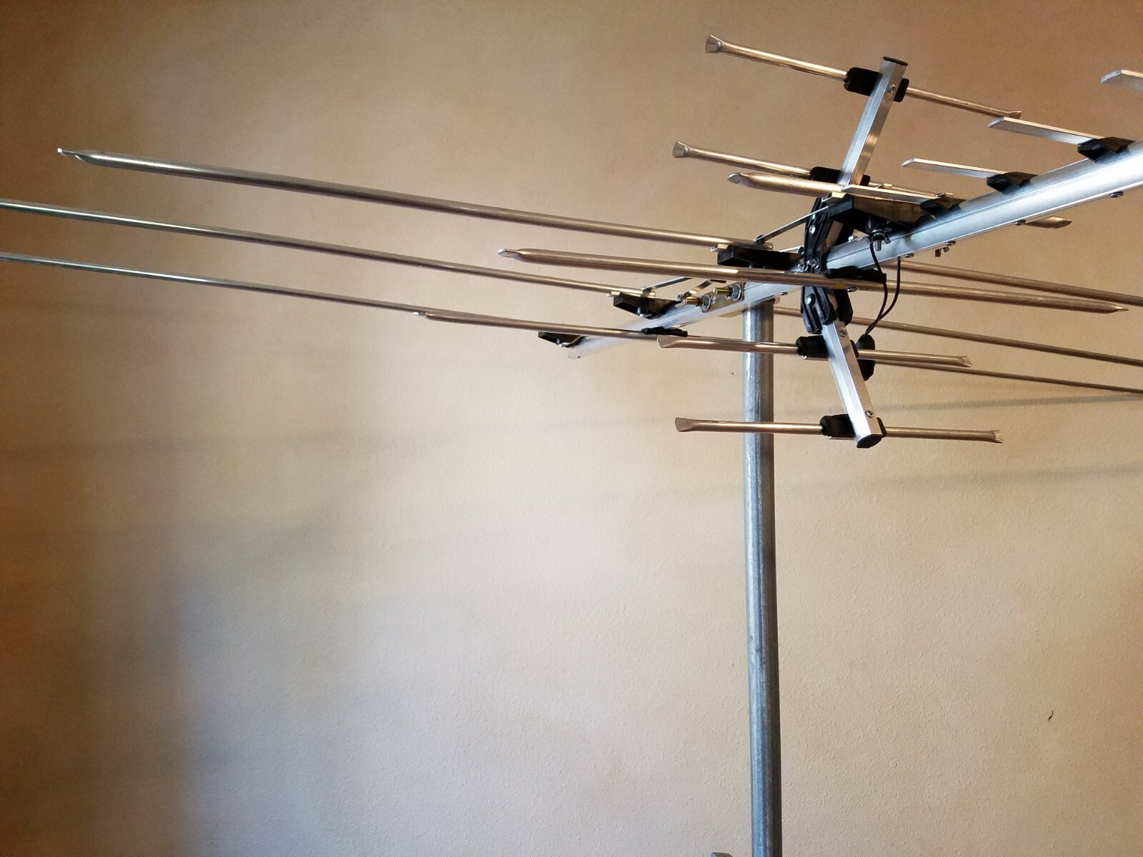 250 Mile Long Range HDTV1080p Outdoes 990 m TV Antenna Digital UHF/VHF FM Radio