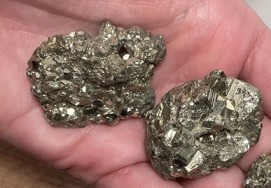 ONE Sparkly Pyrite Specimen 31,42 grams