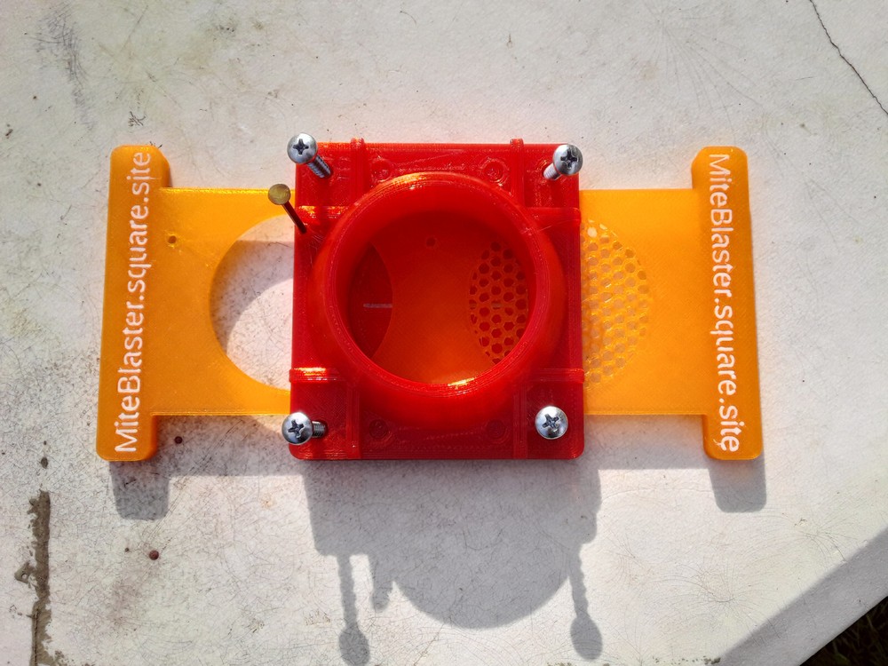 Bee Vacuum Gate for Beekeeping with Nail Lock