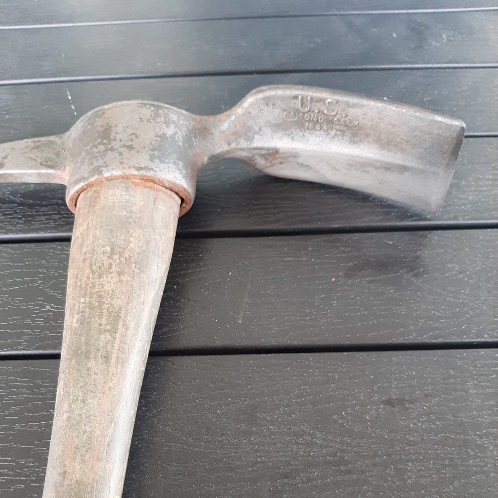 DIAMOND CALK US WW2 pickaxe and ORIGINAL handle 1945 DISPLAY READY!