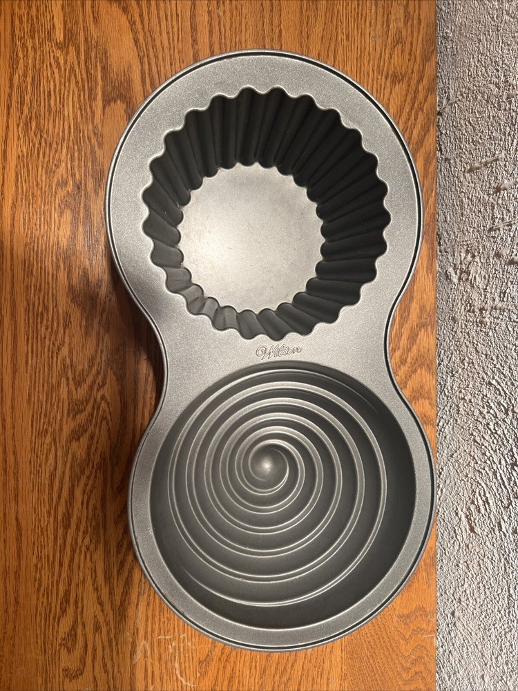 WILTON GIANT CUPCAKE PAN 2 SIDED
