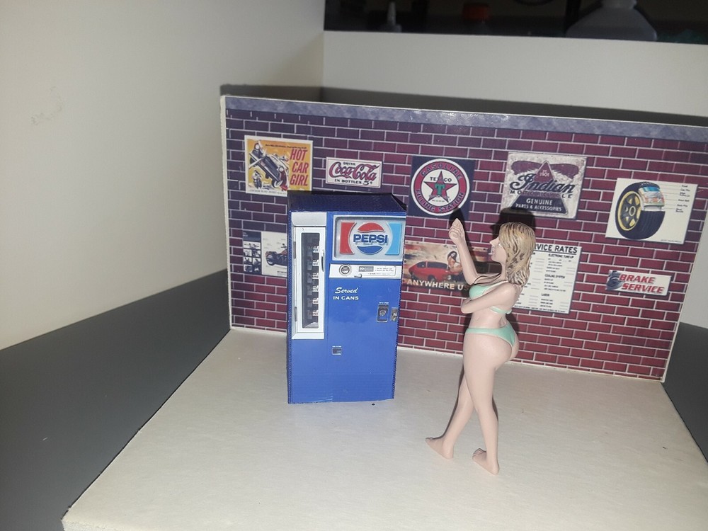 1:24 & 1:25 Old Style  Pepsi Machine  Diorama Accessory Items