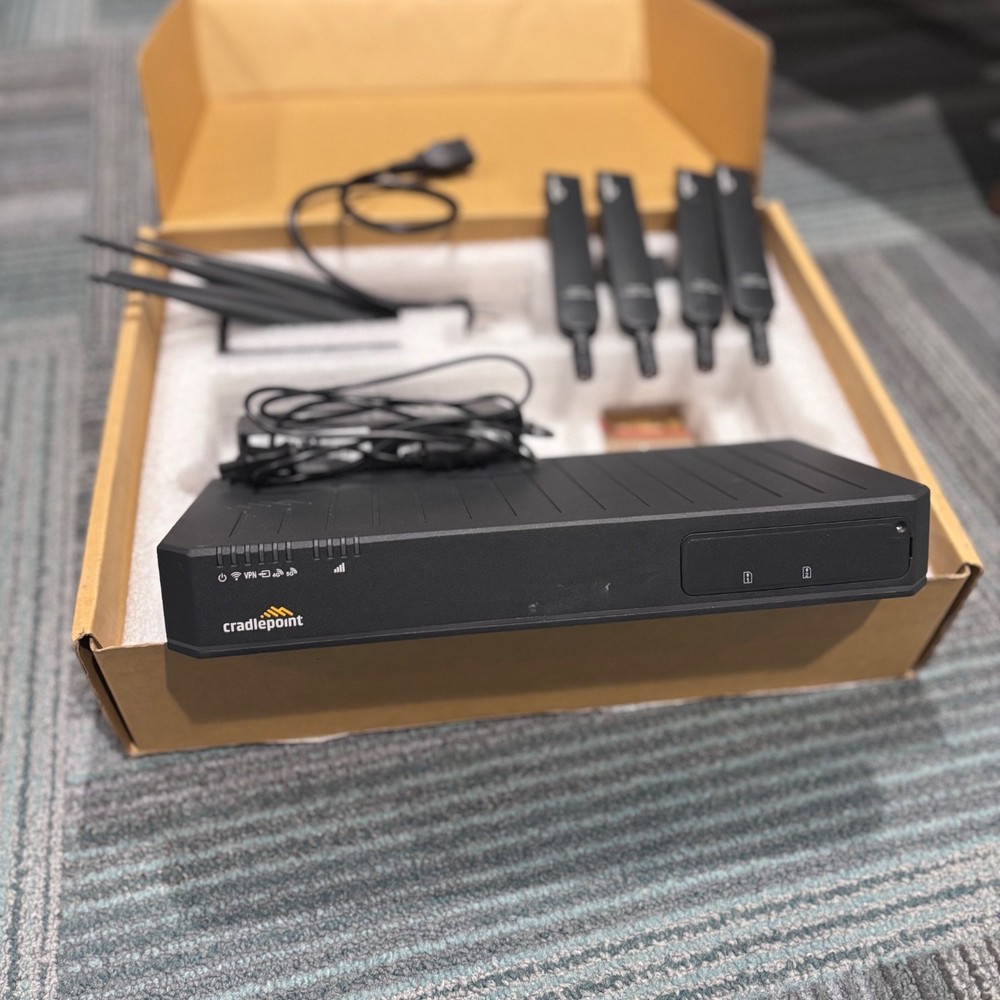 Cradlepoint E3000 4G/5G E3000-C18B Wireless Router