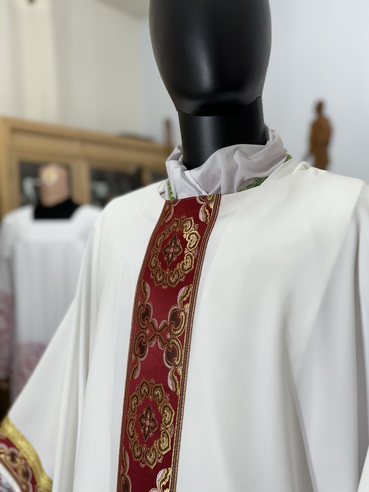 WHITE VESTMENT CHASUBLE & STOLE