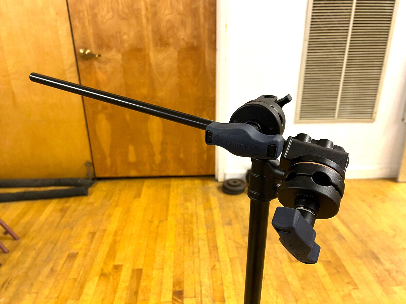 AVENGER A20 16DCB C STAND w 2 EXTENS. 34"-61" & GRIP HD & 17" ARM ON TURTLE BASE