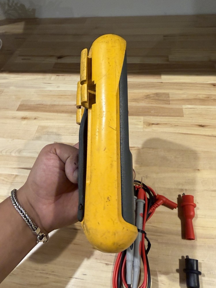 FLUKE 787 PROCESSMETER W/LEADS & CLIPS (SHIPS FAST) (LIGHT DOESNT WORK)