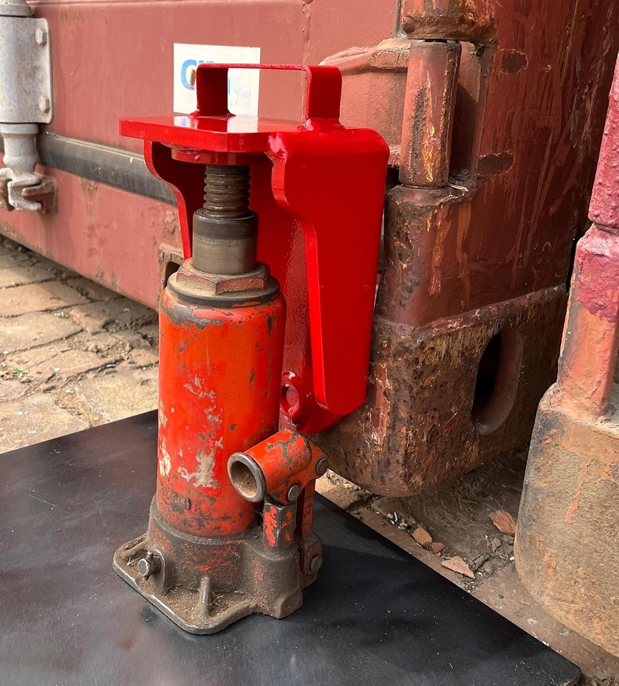 Shipping Container Jack Lug with U-Shaped Handle, Red