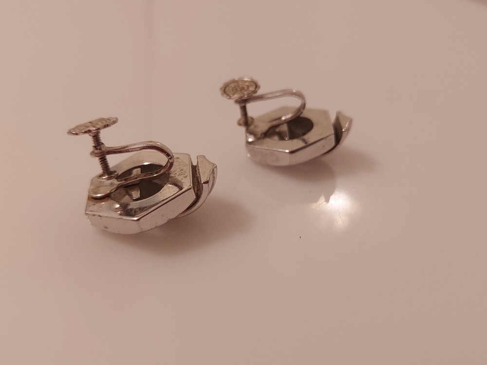 silvertone screwback knot earrings diameter .75"