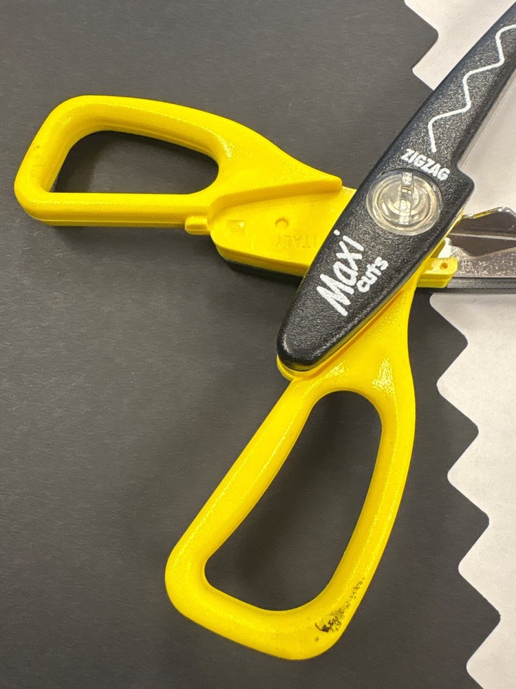 Maxi cuts Scissors Scrapbooking Zig Zag Design
