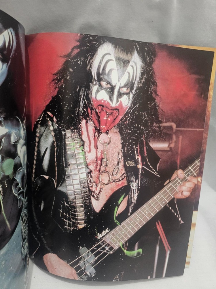 Kiss Live! - Magazine - Great Pictures Omnibus Press - Excellent Condition 1996