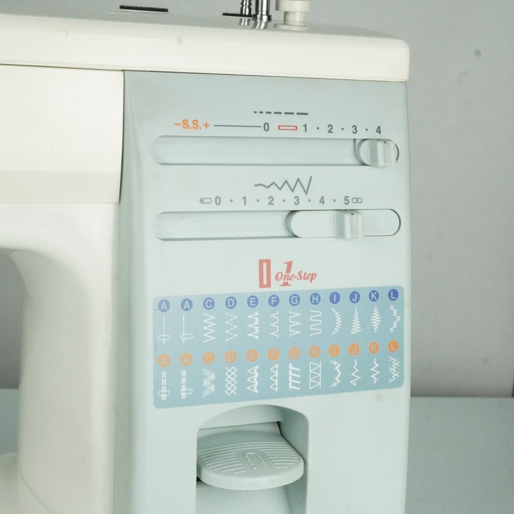 Usha Janome Automatic Stitch Magic Sewing Machine with 57 Stitch Function w/Case