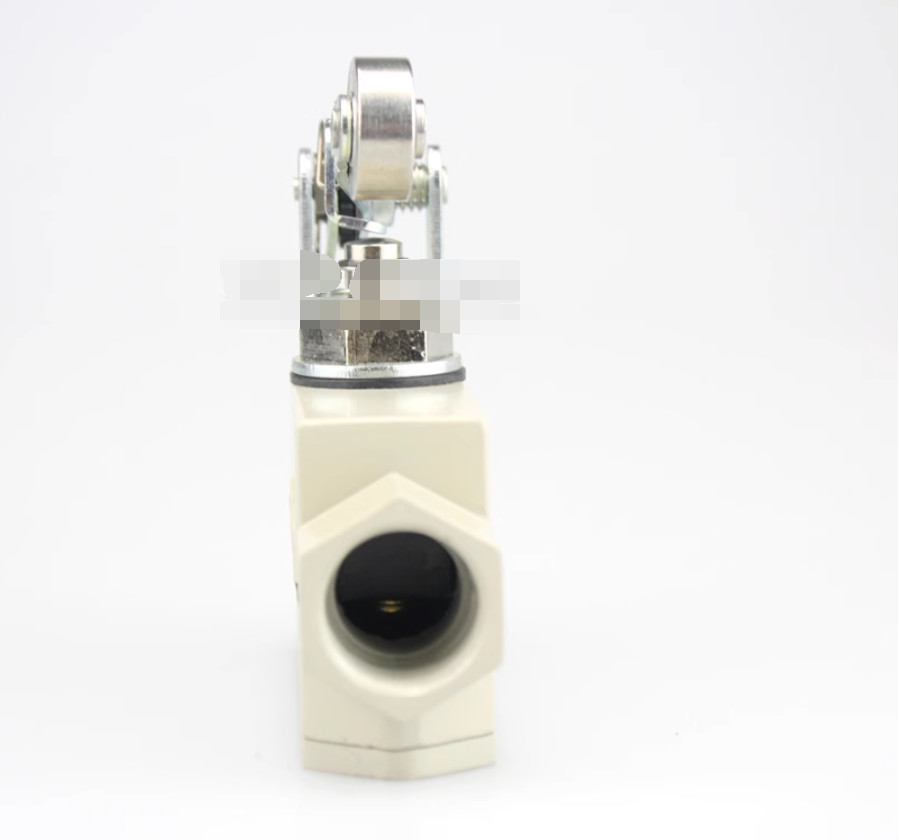1PC NEW OMRON Limit switch ZE-QA2-2 #LL