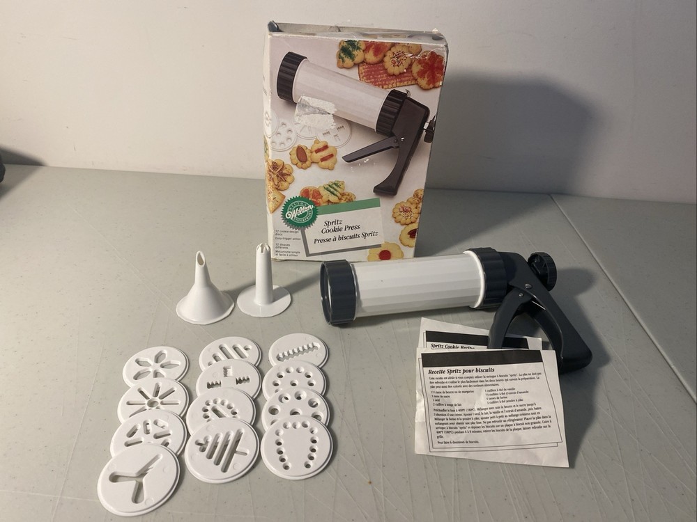 Wilton Spritz Cookie Press 12 Cookie Design Discs Easy Squeeze