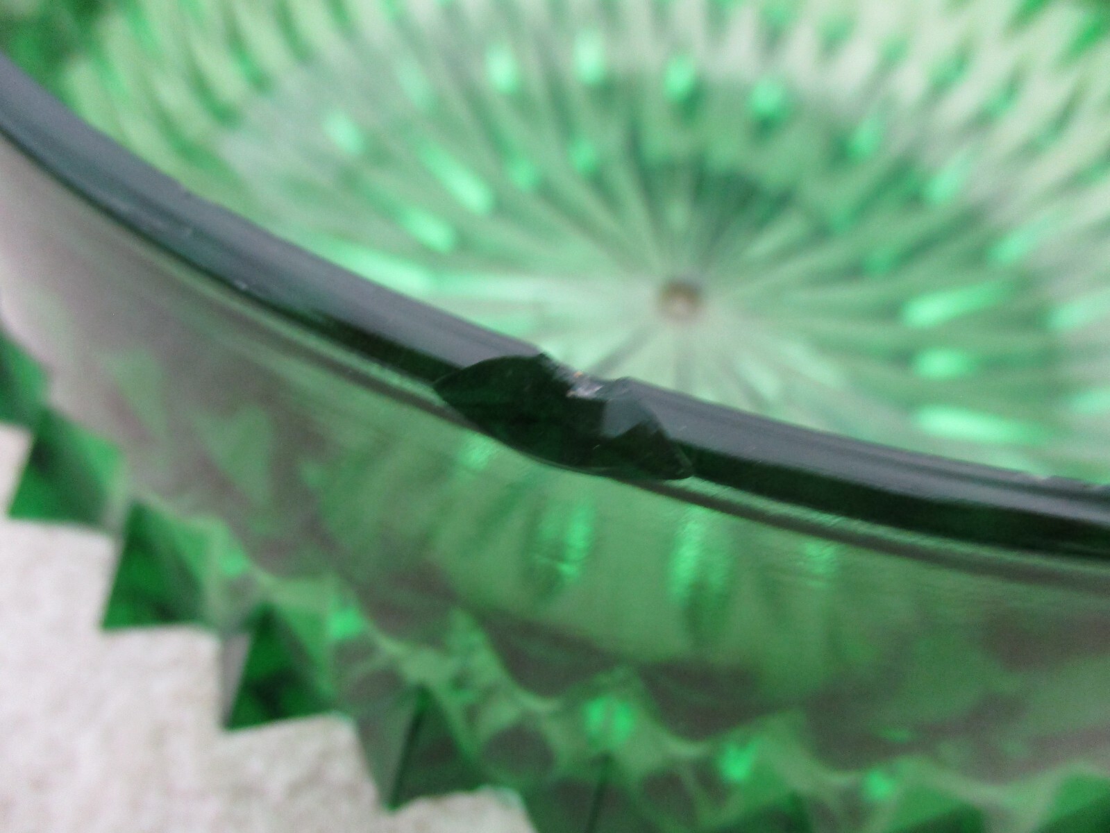 A VINTAGE ELEGANT, SPIKED, EMERALD GREEN GLASS LID/LAMP PART? MISSING FINIAL.