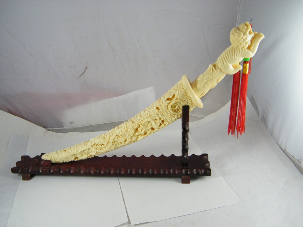 ORNATE PLASTIC SAMURAI SWORD WITH FOO DOG HANDLE AND STAND