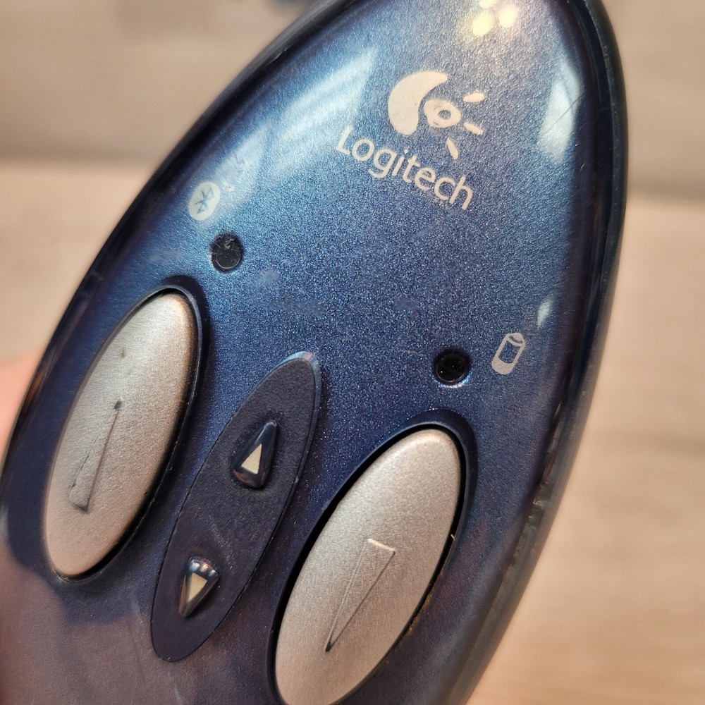 Logitech M-RU77 Bluetooth Laser Pointer Mouse Presenter No Dongle For Parts