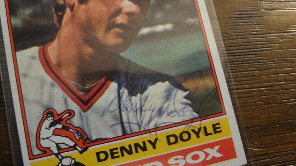 1976 TOPPS DENNY DOYLE autographed baseball card