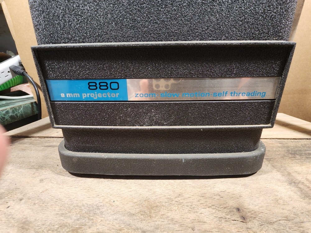 Wards 880 8MM projector zoom slow motion self threading READ DESCRIPTION BELOW.
