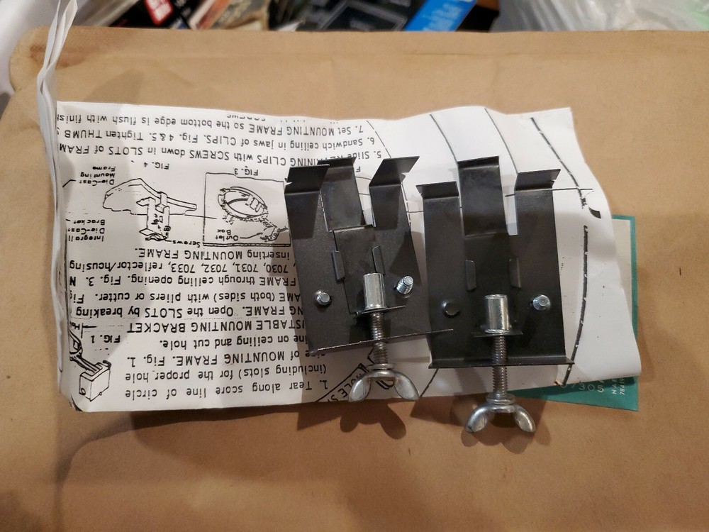 LIGHTOLIER 7998 INCANDESCENT-RETAINING CLIPS (2 PACK)