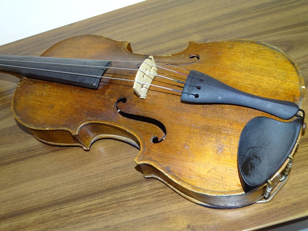 VERY OLD VIOLIN labelled JOHN SHAW (Nr. 221)