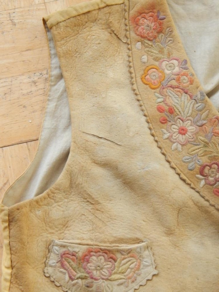 VINTAGE ATHABASKAN / N. CREE INDIAN BRAIN TAN SILK EMBROIDERED VEST - XLNT !