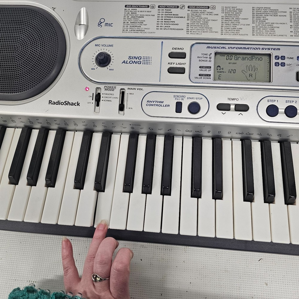 Radio Shack MIDI Lighted System Learner Keyboard 61 Keys LK-1261 (read)