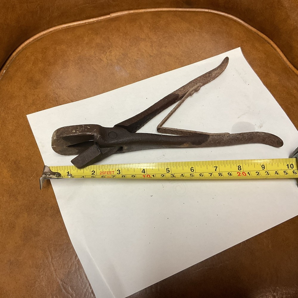 Vintage Cattle Ear Notcher. Good , Rusty. Works.