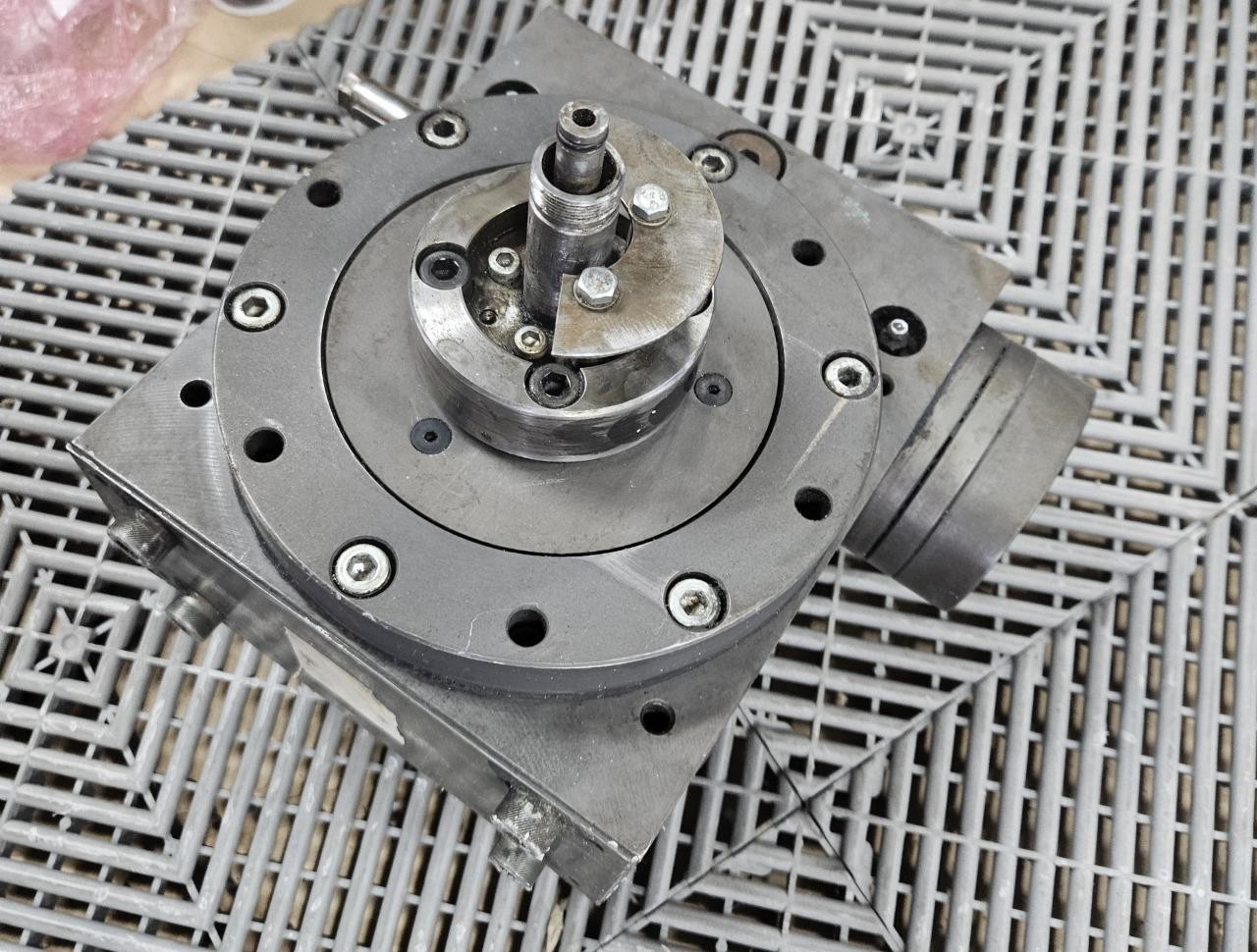 ESAB Welding Rotary Table MNR 454562 100:1 Worm Gear Reducer with Feedthrough