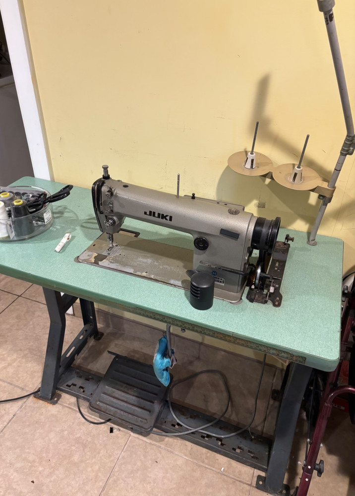 Juki ddl-5550 sewing machine with table