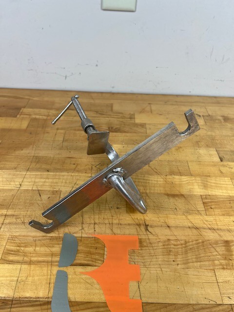 Kook-E-King Hold Down